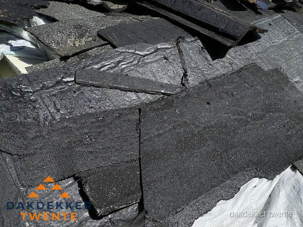 Verwijderd oud bitumen dakleer klaar voor vervanging in Twente