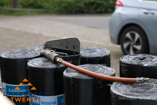 Rollen bitumen dakbedekking EshaGum klaar voor installatie in Twente