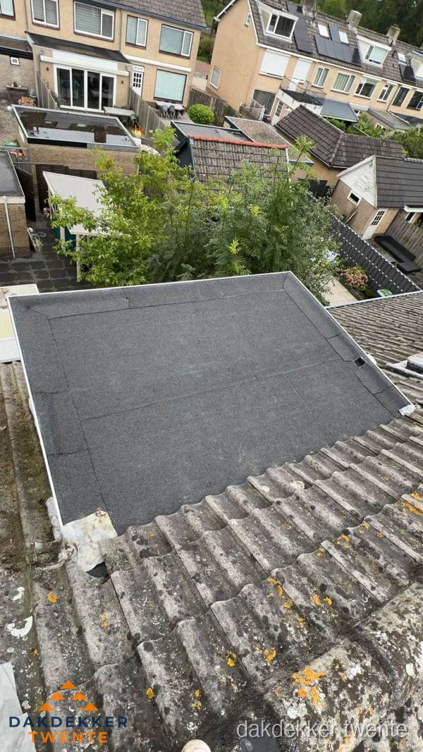 Plat dak aanbouw met bitumen dakbedekking in woonwijk Twente
