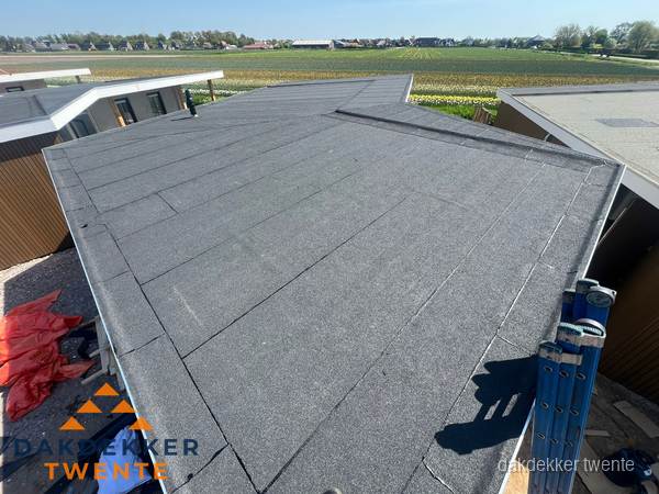 Nieuw bitumen plat dak met uitzicht over landschap in Twente