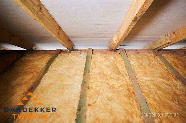 Dakisolatie met glaswol tussen dakspanten in Twente Dakisolatie met glaswol tussen dakspanten in Twente