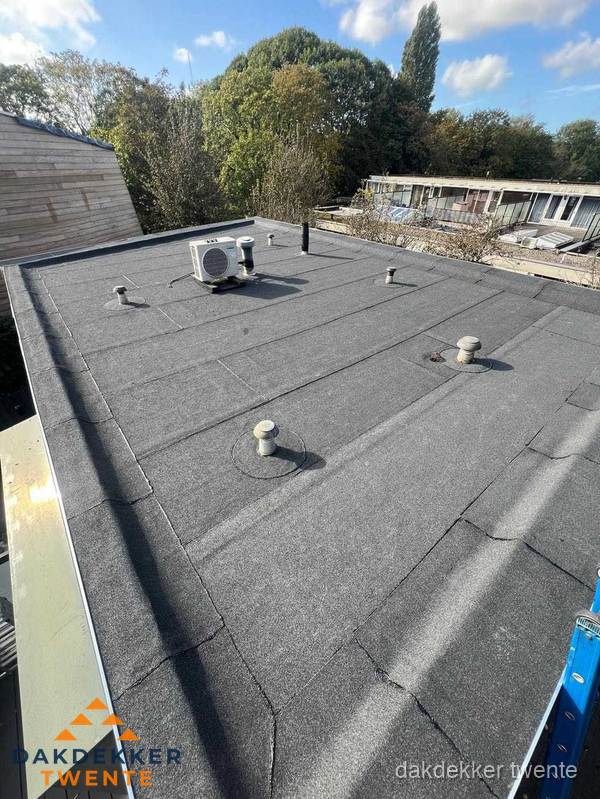 Kosten dakdekker: afgewerkt plat bedrijfsdak met bitumen in Twente