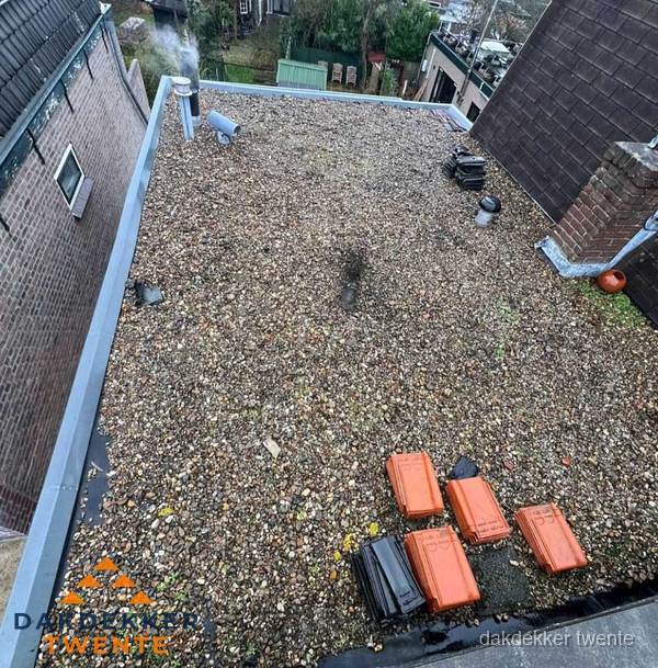 Plat dak met grindballast en dakdoorvoeren in Twente Plat dak met grindballast en dakdoorvoeren in Twente