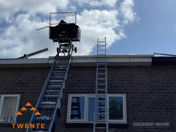 Ladderlift en ladder bij woning voor dakinspectie in Twente Ladderlift en ladder bij woning voor dakinspectie in Twente