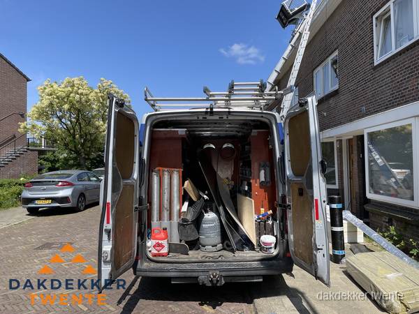 Spoed dakdekker bus met gereedschap en ladder bij woning in Twente Spoed dakdekker bus met gereedschap en ladder bij woning in Twente