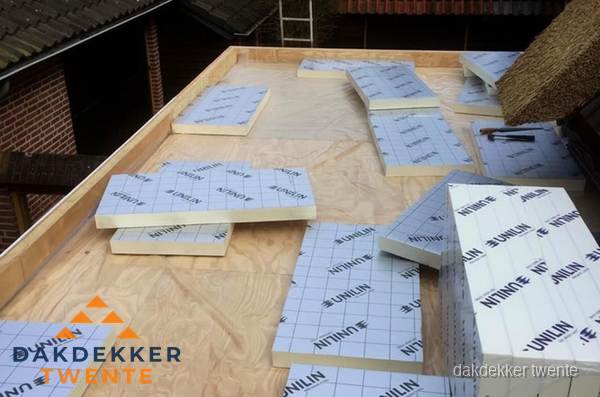 PIR isolatieplaten leggen op plat dak in Twente PIR isolatieplaten leggen op plat dak in Twente