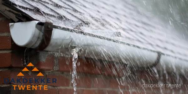 Lekkende dakgoot tijdens regenval in Twente Lekkende dakgoot tijdens regenval in Twente