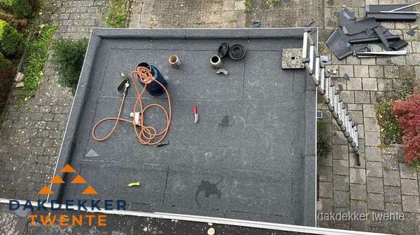 Plat dak met nieuwe bitumen bedekking in Twente
