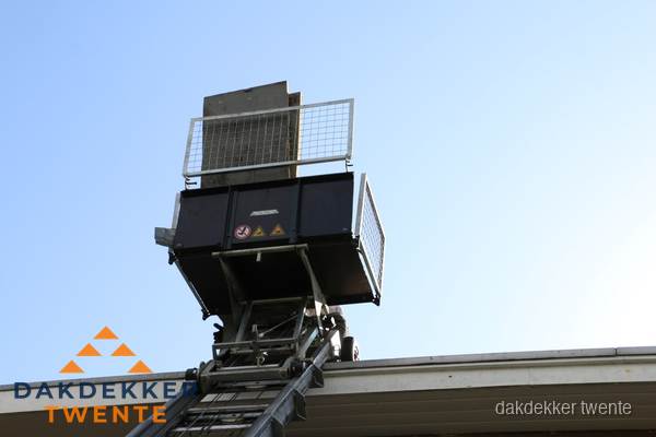 Dakdekkerslift voor materiaal transport bij dakwerkzaamheden in Twente