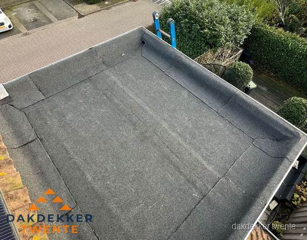 Gerenoveerd plat dak met nieuwe bitumen dakbedekking in Twente