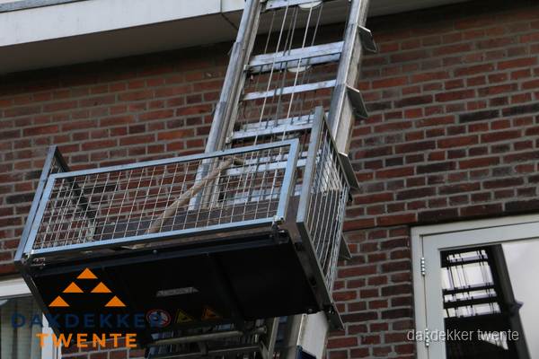 Ladderlift met dakpannen voor dakpan reparatie in Twente Ladderlift met dakpannen voor dakpan reparatie in Twente