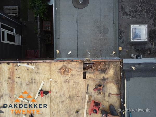 Dakschade en renovatie plat dak vanuit de lucht in Twente