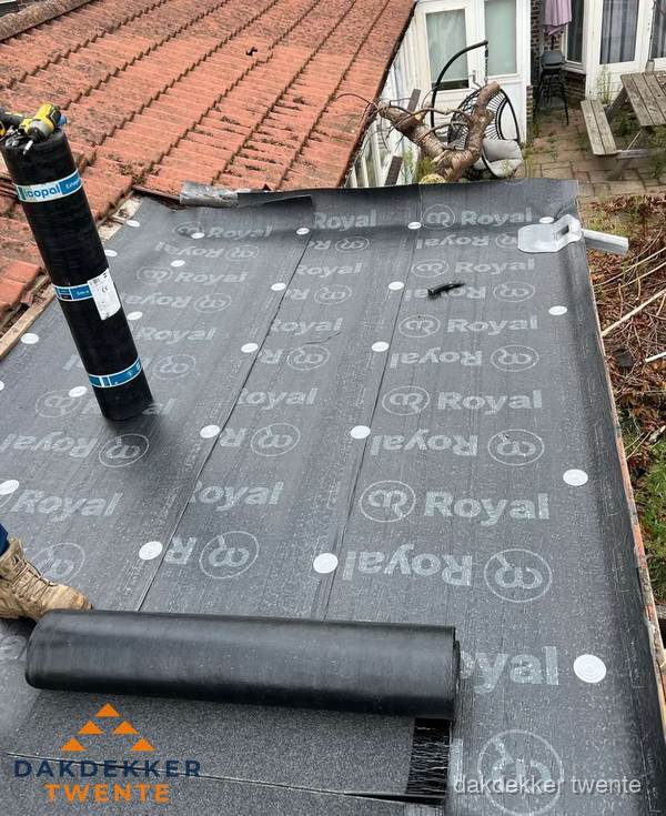 Bitumen dakbedekking leggen op plat dak aanbouw in Twente Bitumen dakbedekking leggen op plat dak aanbouw in Twente