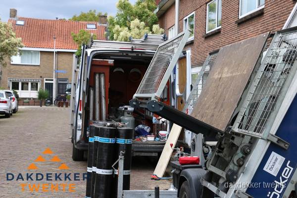 Dakdekkersbusje met materiaal en ladderlift voor dakpannen vervangen in Twente