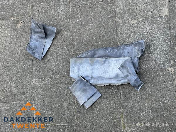 Oude verwijderde loodslabben na vervanging in Twente Oude verwijderde loodslabben na vervanging in Twente