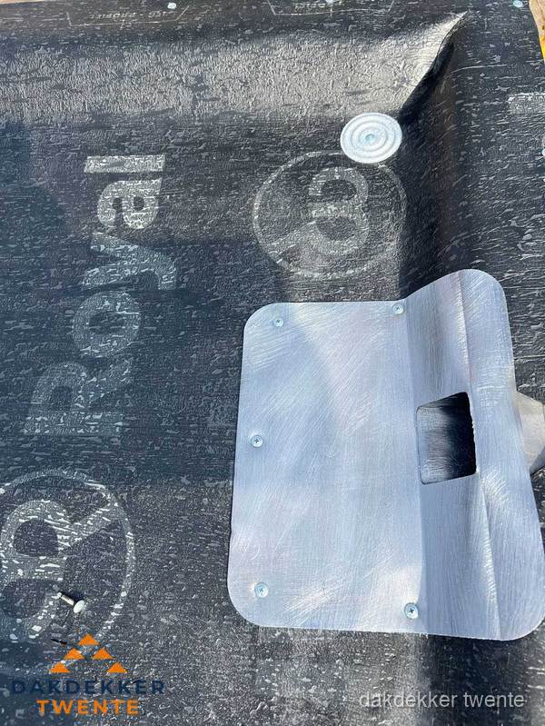 Dakgoot aansluiting op bitumen dak in Twente Dakgoot aansluiting op bitumen dak in Twente