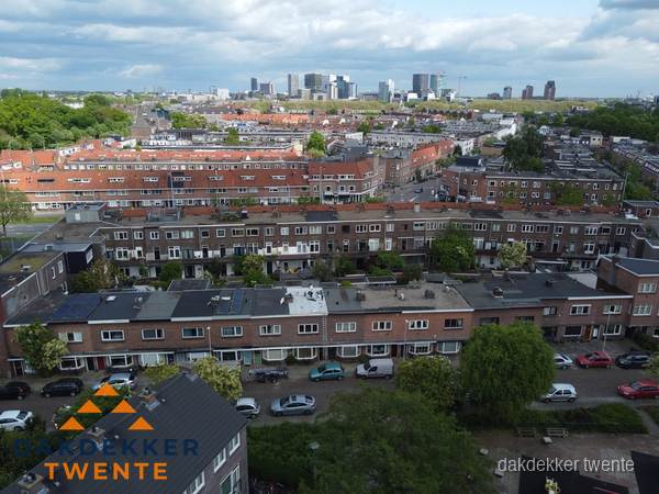 Luchtfoto van daken in woonwijk Twente