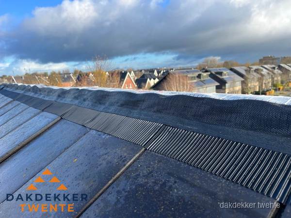 Dakisolatie bij de nok met ventilatieprofiel op schuin dak in Twente