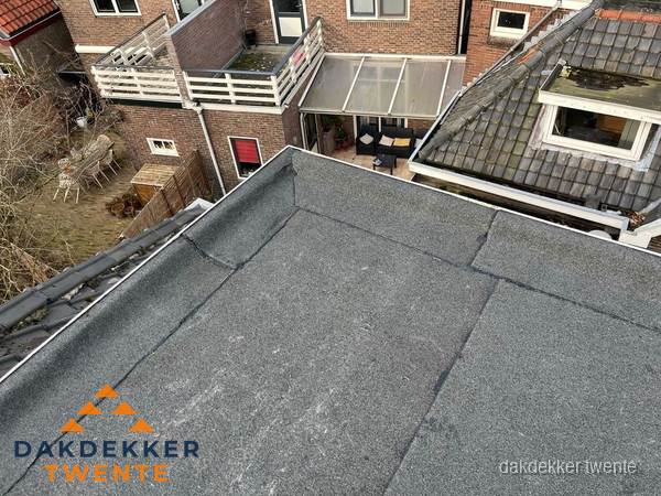Overzicht plat dak met dakgoot in woonwijk Twente Overzicht plat dak met dakgoot in woonwijk Twente