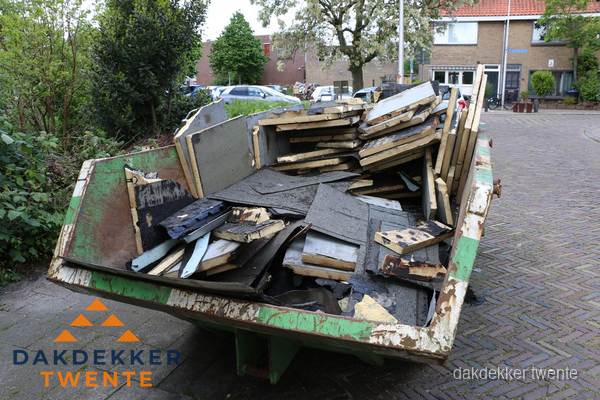Puincontainer met oud dakmateriaal na dakrenovatie in Twente