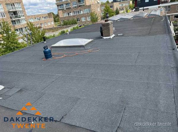Bitumen dakbedekking op plat dak met lichtkoepel en schoorsteen in Twente Bitumen dakbedekking op plat dak met lichtkoepel en schoorsteen in Twente