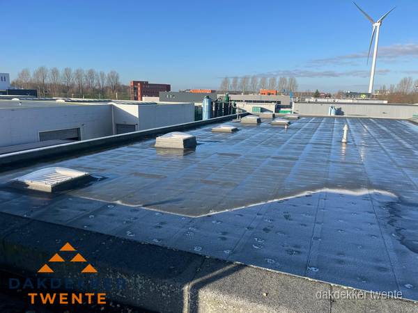Plat dak bedrijfspand met bitumen dakbedekking en lichtkoepels in Twente Plat dak bedrijfspand met bitumen dakbedekking en lichtkoepels in Twente