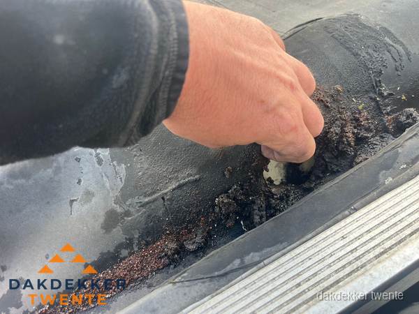 Schade aan bitumen dakbedekking op plat dak in Twente Schade aan bitumen dakbedekking op plat dak in Twente