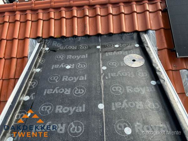 Nieuw dak met dakpannen en Royal onderlaag bij woning in Twente Nieuw dak met dakpannen en Royal onderlaag bij woning in Twente