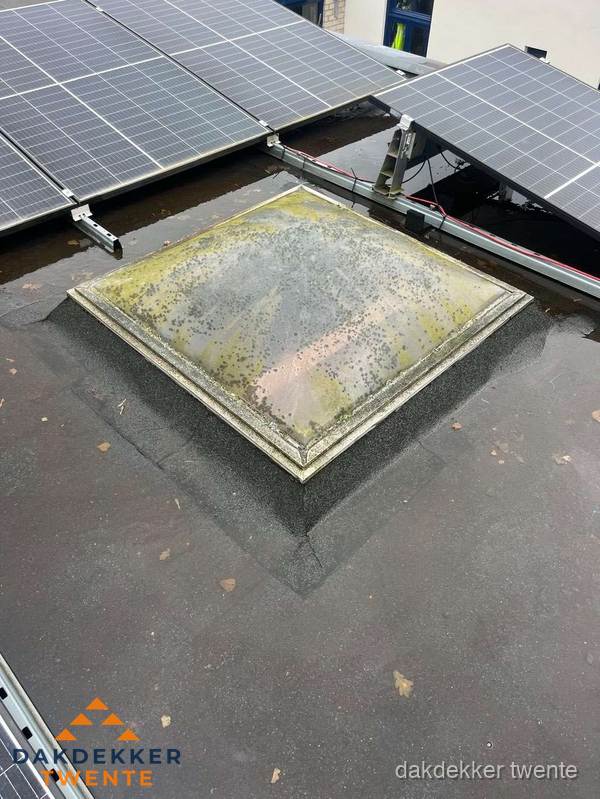 Vervuilde lichtkoepel op plat dak met zonnepanelen in Twente Vervuilde lichtkoepel op plat dak met zonnepanelen in Twente