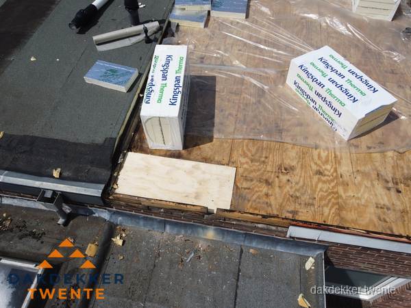Plat dak isolatie met Kingspan isolatieplaten tijdens renovatie in Twente