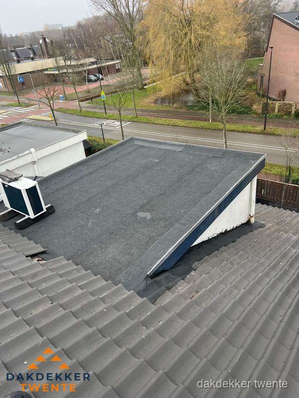 Plat dak met bitumen isolatie en dakbedekking in Twente