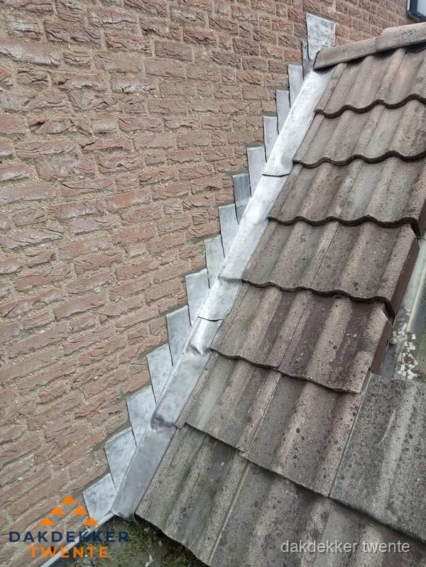 Loodslabben langs dakaansluiting bij bakstenen muur in Twente Loodslabben langs dakaansluiting bij bakstenen muur in Twente