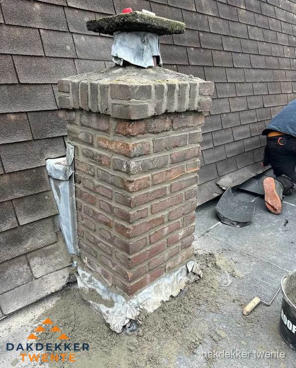 Schoorsteen reparatie met lood en voegwerk op leien dak in Twente Schoorsteen reparatie met lood en voegwerk op leien dak in Twente