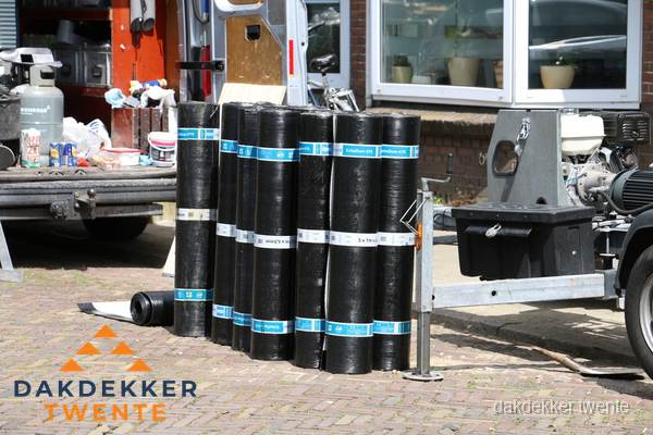 Rollen bitumen dakbedekking klaar voor daklekkage reparatie in Twente Rollen bitumen dakbedekking klaar voor daklekkage reparatie in Twente