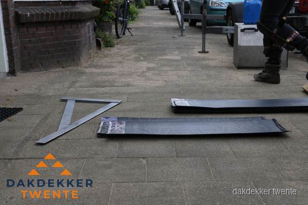 Dakbedekkingsmateriaal en zinkwerk klaargelegd voor reparatie in Twente