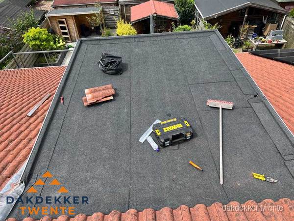 Nieuw plat dak met bitumen dakbedekking in Twente