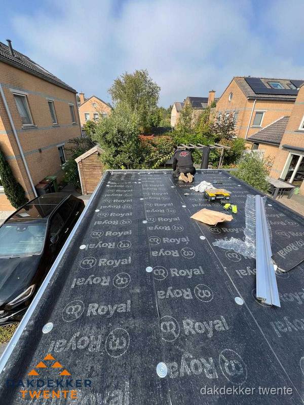 Nieuwe Royal bitumen dakbedekking op plat dak van aanbouw in Twente