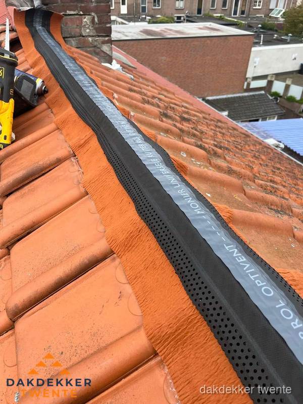 Nokventilatie installeren op hellend pannendak in Twente