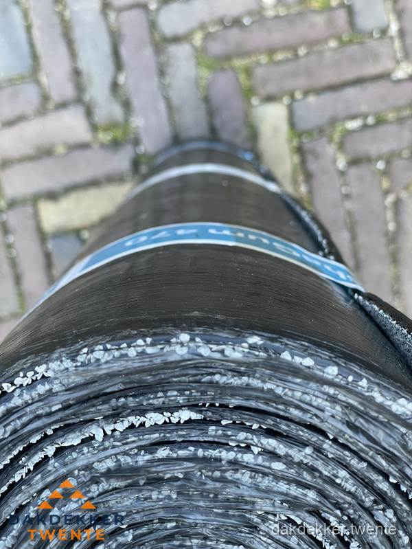 Rol bitumen dakleer met leislag voor plat dak in Twente Rol bitumen dakleer met leislag voor plat dak in Twente