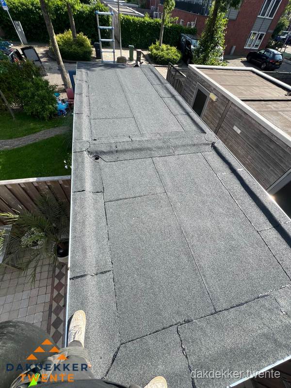 Bitumen plat dak rijtjeswoning vanuit dakdekker perspectief in Twente Bitumen plat dak rijtjeswoning vanuit dakdekker perspectief in Twente