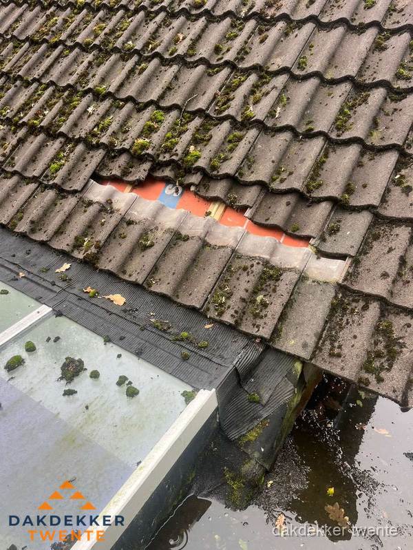 Beschadigd pannendak met ontbrekende dakpannen voor reparatie in Twente Beschadigd pannendak met ontbrekende dakpannen voor reparatie in Twente