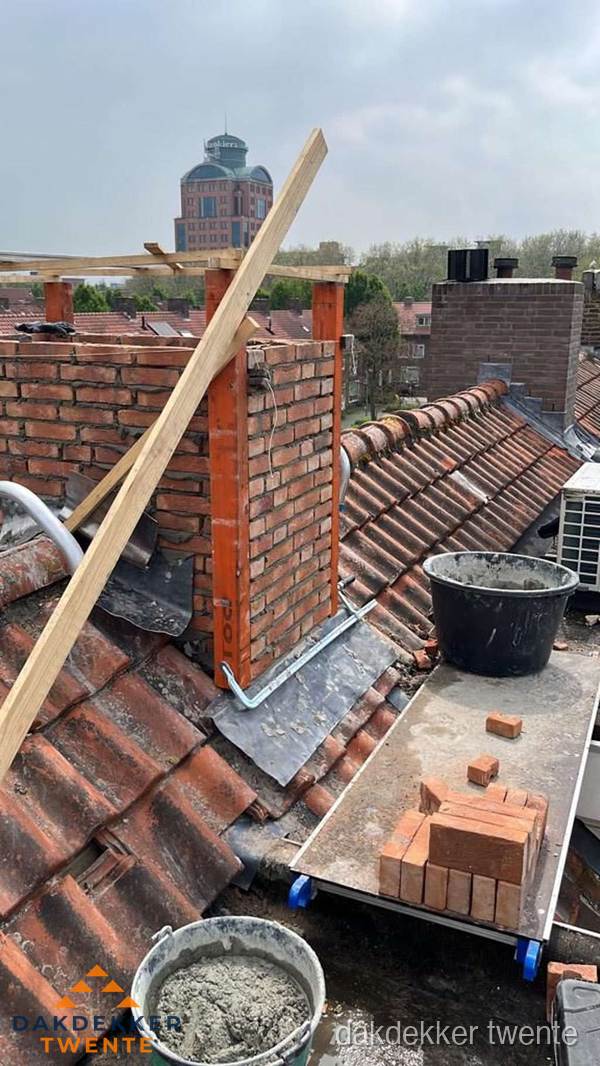 Schoorsteen renovatie met metselwerk op schuin dak in Twente