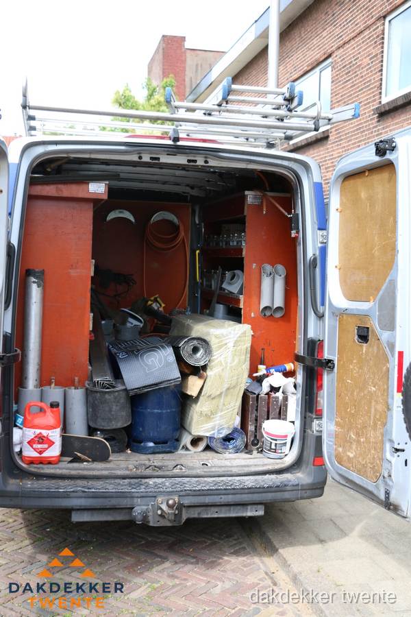 Bedrijfsbus van dakdekker met gereedschap en materialen in Twente