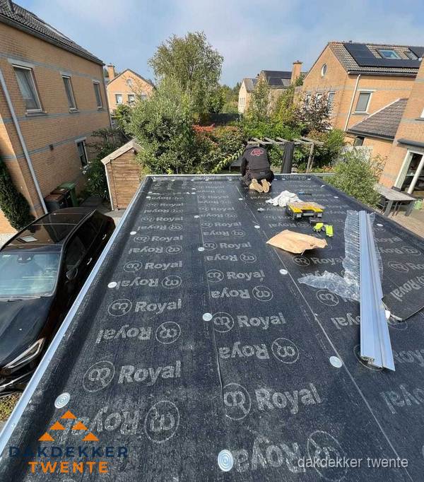 Dakdekker aan het werk op plat dak renovatie in Twente