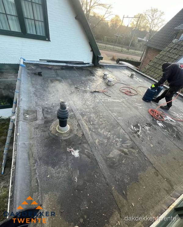 Dakdekker verhelpt daklekkage op plat dak in Twente