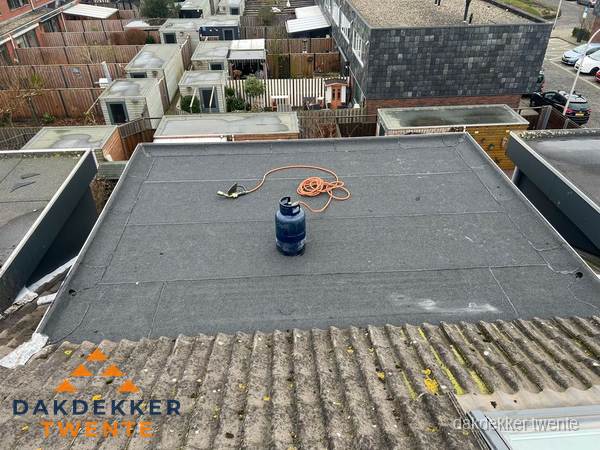 Plat dak met bitumen dakbedekking en brander in Twente