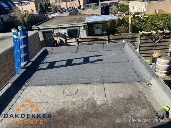 Dakdekker bij bitumen plat dak renovatie in Twente Dakdekker bij bitumen plat dak renovatie in Twente