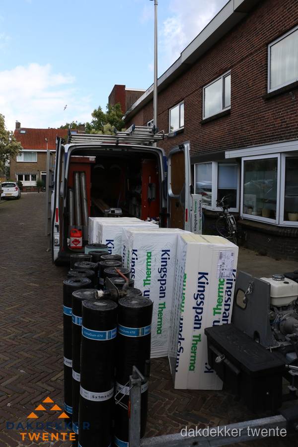 Levering van Kingspan isolatieplaten en bitumenrollen voor dakproject in Twente
