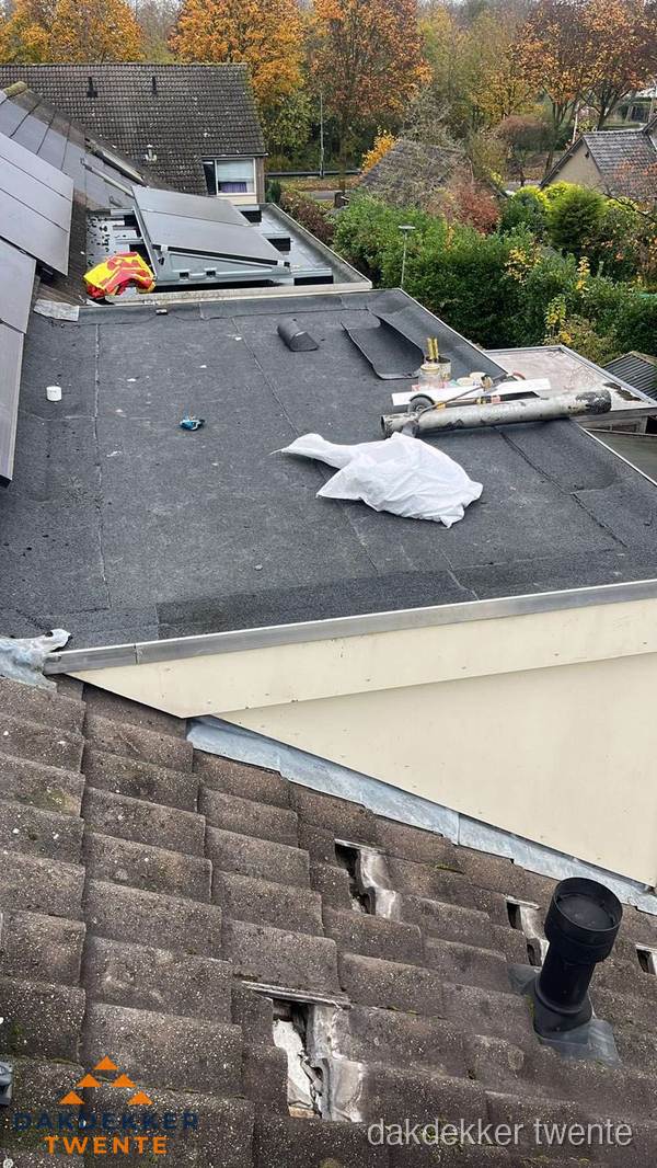 Beschadigde dakbedekking op plat dak voor reparatie in Twente Beschadigde dakbedekking op plat dak voor reparatie in Twente