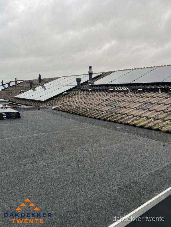 Bitumen dakbedekking op plat dak met aansluitend pannendak en zonnepanelen in Twente Bitumen dakbedekking op plat dak met aansluitend pannendak en zonnepanelen in Twente